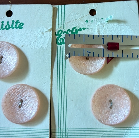 New with tags vintage lot of exquisite purple and pink buttons - Picture 2 of 3